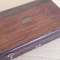 Compas et outils de traçage dans coffret bois